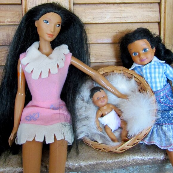 POCAHONTAS DOLL + GIRL + BABY NATIVE AMERICANS + CLOTHES, FUR; DISNEY BARBIE - Picture 2 of 8